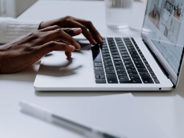 10 techniques pour améliorer la visibilité de votre site (avec une approche IA en 2025)